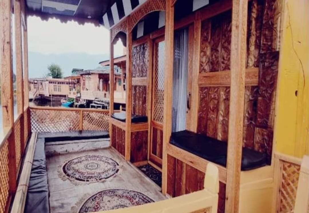 Houseboat 11