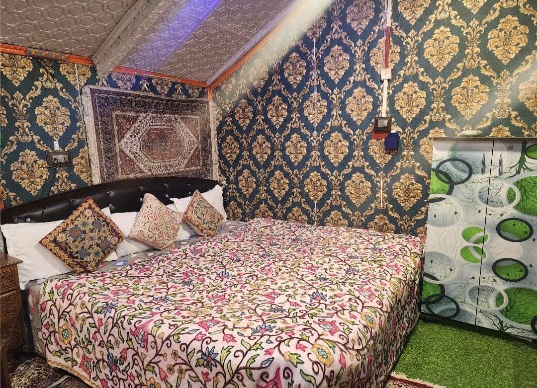 Houseboat 4