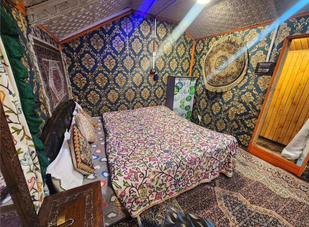 Houseboat 6