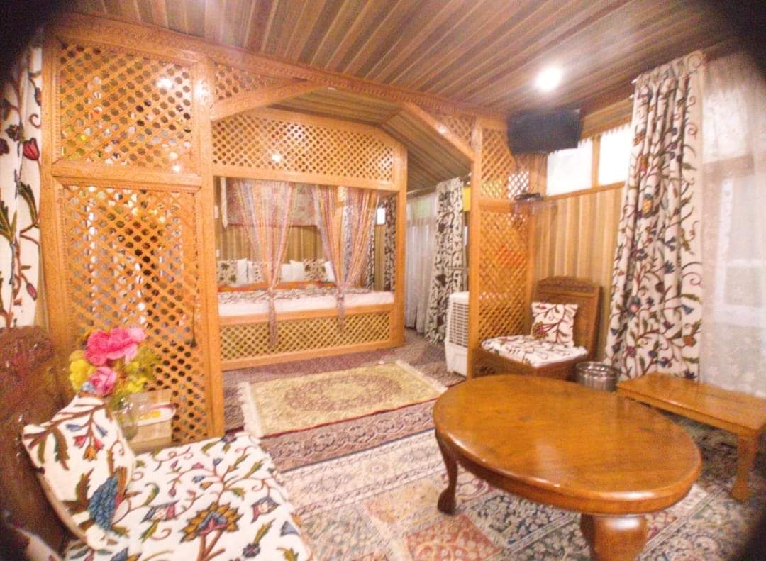 Houseboat 8
